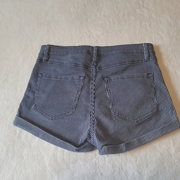 H&M Women's Mid-Rise Striped Shorts Size 4 *BUNDLE OF 2* - Picture 2 of 7